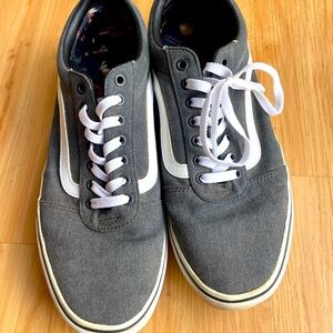 🪆SOLD 🪆Vans Gray and White Old Skool Sneakers